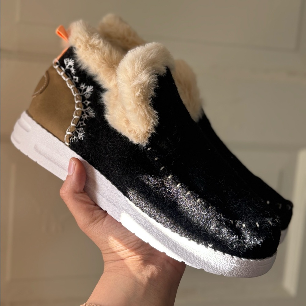 Cozy Black and Tan Women's Shoes